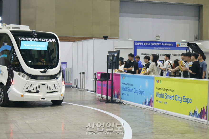 [포토뉴스] 전시장 누비는 자율주행차량 “구경하고, 탑승해보고”