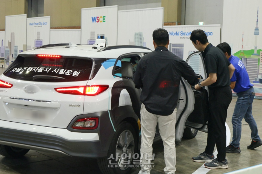 [포토뉴스] 전시장 누비는 자율주행차량 “구경하고, 탑승해보고”