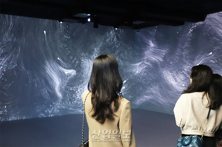 프로젝터, LED로 몰입형 공간 구성