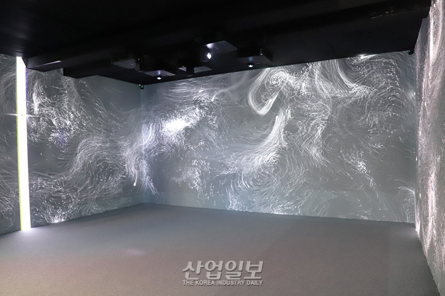 프로젝터, LED로 몰입형 공간 구성