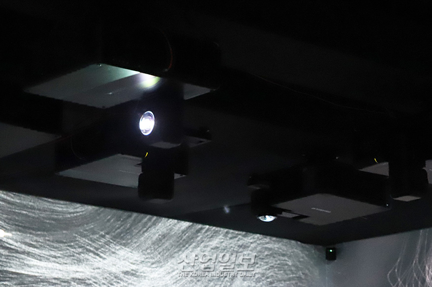 프로젝터, LED로 몰입형 공간 구성