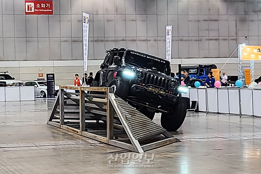 [오토살롱위크] 튜닝차량으로 '도심속 오프로드' 체험
