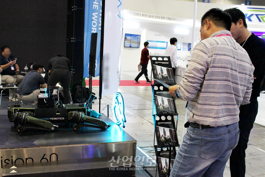 4족 보행 안전 로봇, 블라인드 모드로 센서 개입 최소화