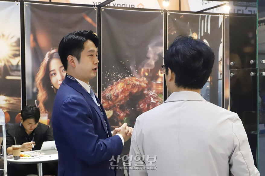 AI로 홍보사진 제작…“모델 마케팅 비용 아껴요”