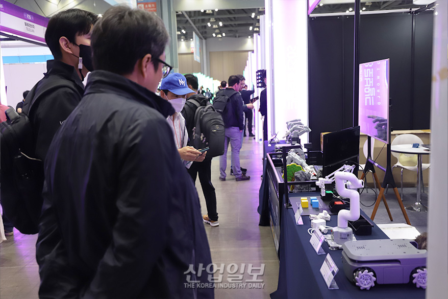 [로보월드] 초소형 협동로봇으로 ‘디지털전환’ 인재 양성