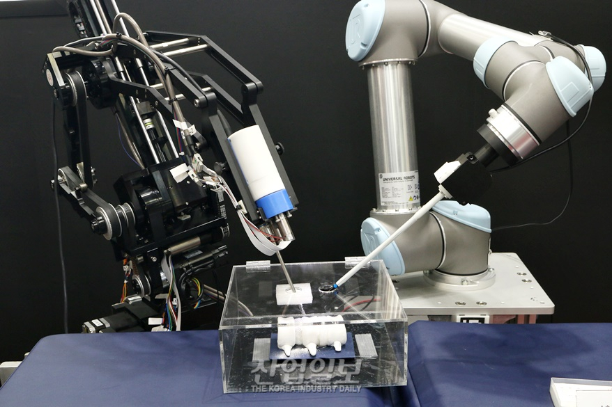 [로보월드] 양방향 삽입 통해 치료하는 척추 수술 로봇