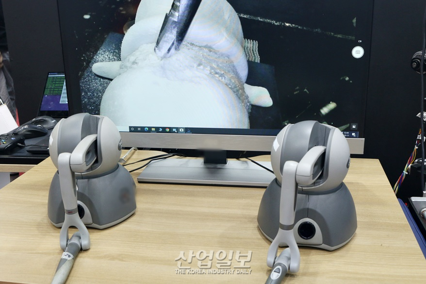 [로보월드] 양방향 삽입 통해 치료하는 척추 수술 로봇