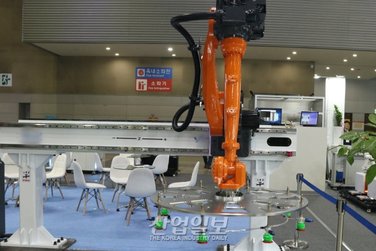 [로보월드] 넓은 작업 반경 확보한 ‘다관절 로봇'