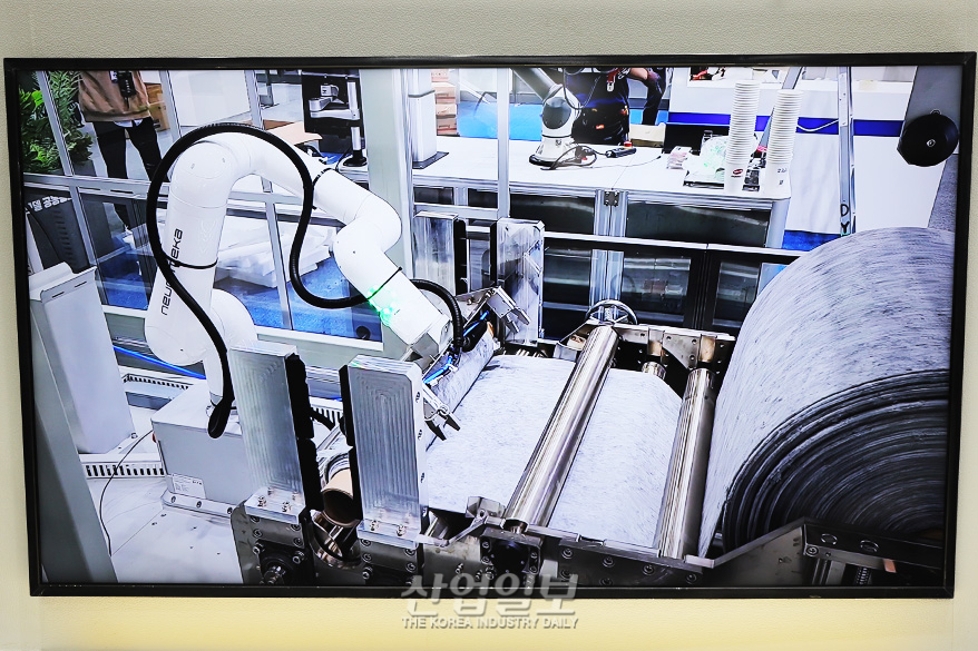 [로보월드] 로봇 활용해 섬유 생산 효율 높이고, 근로자 부담 덜어