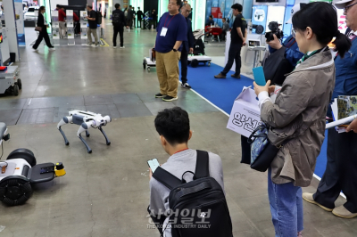 [로보월드] 사족보행로봇 다양한 동작으로 활약