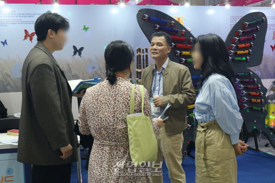 [로보월드] 연주 로봇이 만든 하모니, “눈과 귀가 즐겁네”