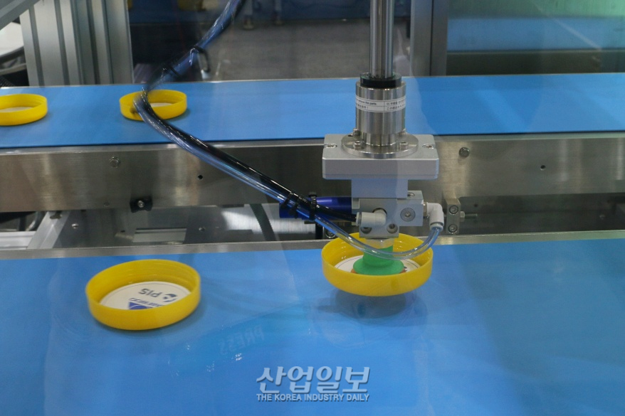 [로보월드] 로봇의 손길로 완성된 정교한 제품 배열