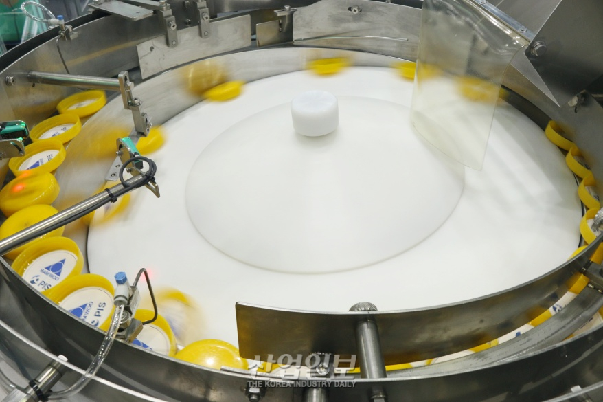 [로보월드] 로봇의 손길로 완성된 정교한 제품 배열