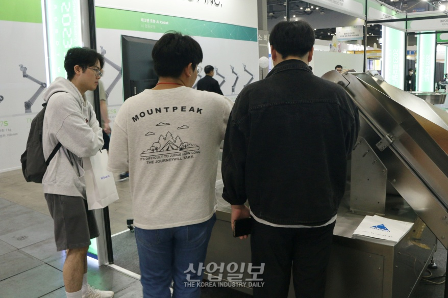 [로보월드] 로봇의 손길로 완성된 정교한 제품 배열