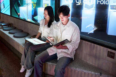 화면 접어 책처럼 보고 펼쳐서 태블릿으로…폴더블 노트북