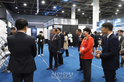 [카본코리아]‘카본코리아 2023’, 참가기업 설명 듣는 내빈들