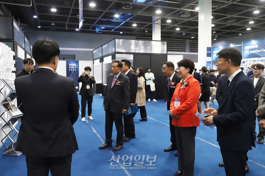 [카본코리아]‘카본코리아 2023’, 참가기업 설명 듣는 내빈들
