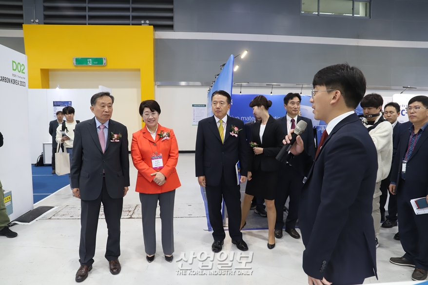[카본코리아]‘카본코리아 2023’, 참가기업 설명 듣는 내빈들