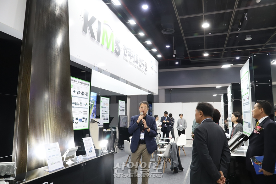 [카본코리아]‘카본코리아 2023’, 참가기업 설명 듣는 내빈들