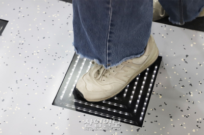 밟으면 전기 생산하는 ‘자가발전’ 보도블록