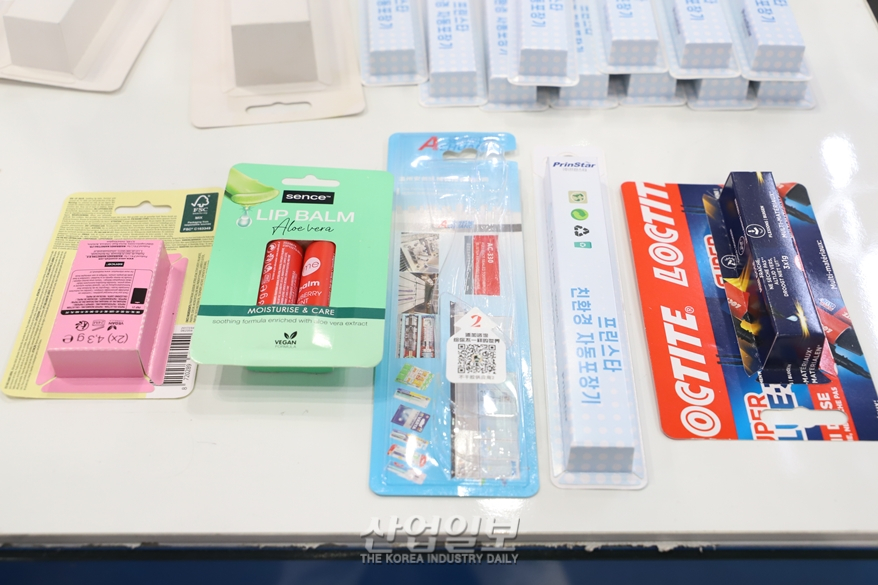 [포토뉴스]플라스틱·본드 없는 ‘종이포장기’로 친환경 기조 대응