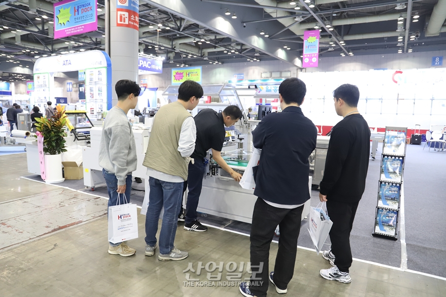 [포토뉴스]컨베이어 통과하면 필름 ‘착’