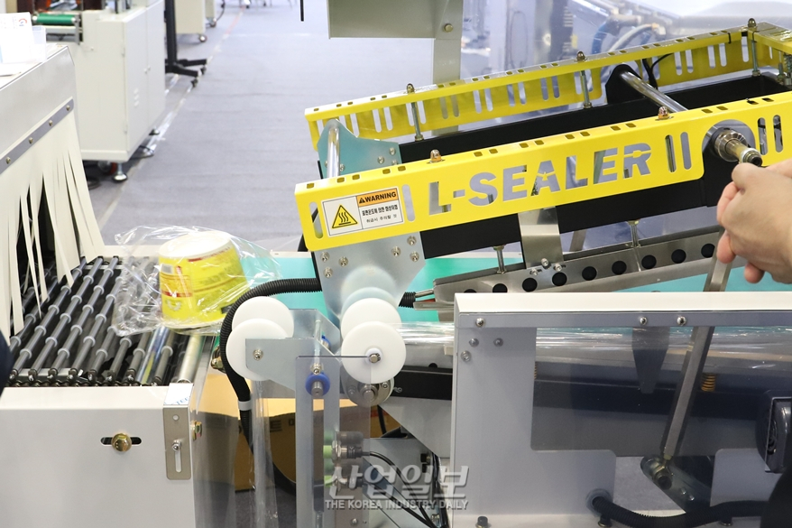 [포토뉴스]컨베이어 통과하면 필름 ‘착’