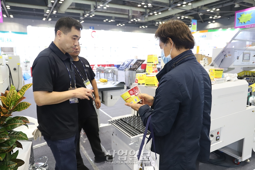 [포토뉴스]컨베이어 통과하면 필름 ‘착’