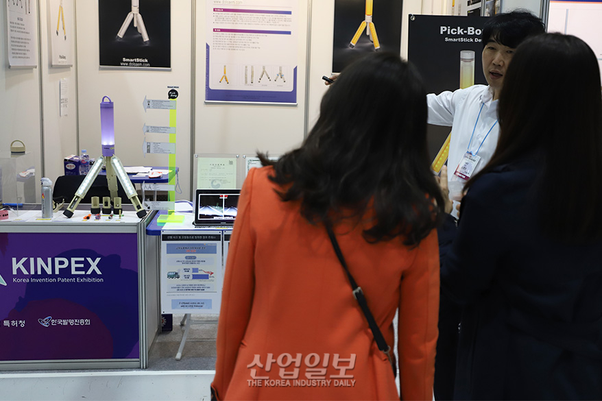 삼각대에 경광봉 더한 안전도구 등장