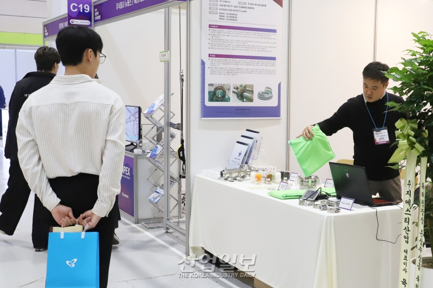 [포토뉴스]‘클램프’로 유해가스 누출 확인