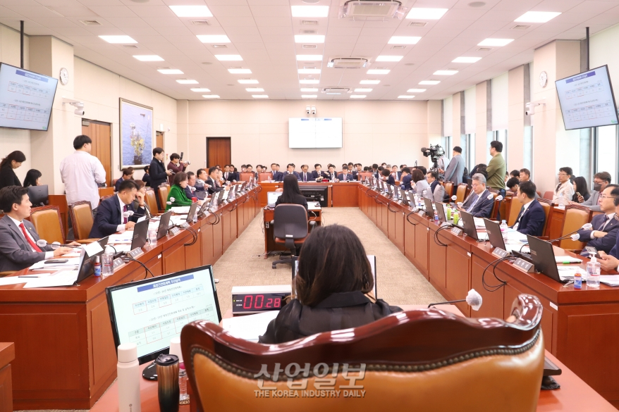 [2023 산업계 HOT6 ①]원자력에너지 VS 재생에너지