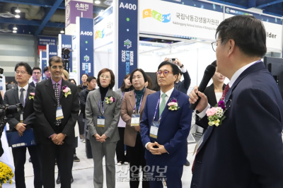 [포토뉴스]‘코리아 라이프사이언스 위크 2023’, 전시장 살피는 내빈들