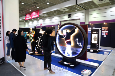 [포토뉴스]“이런 광고도 있었어?”, 옥외광고대상 수상작 살피는 참관객들