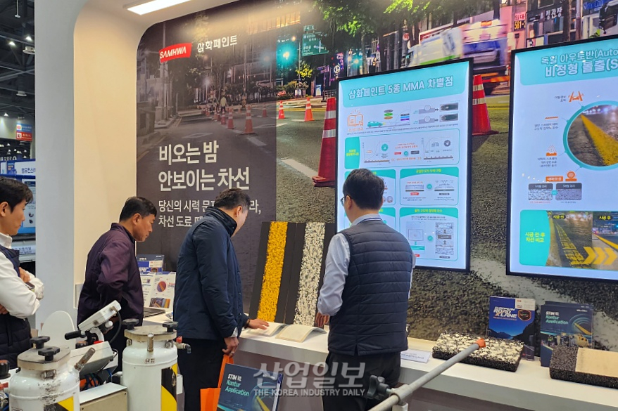 밤길에도 선명한 차선… 비정형 돌출 시공