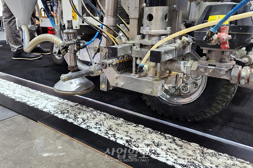 밤길에도 선명한 차선… 비정형 돌출 시공