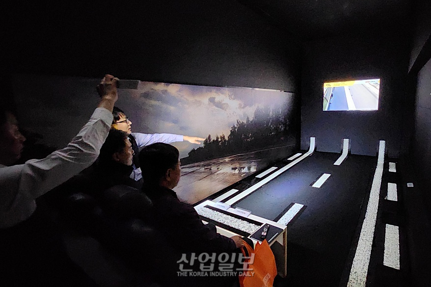 밤길에도 선명한 차선… 비정형 돌출 시공