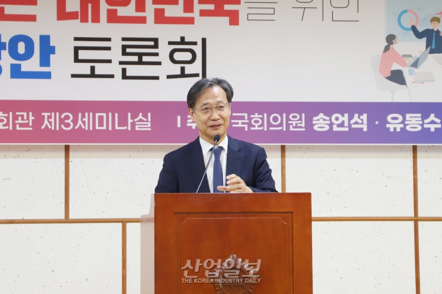 “산업경쟁력 강화 위해 과잉 규제 개선해야”