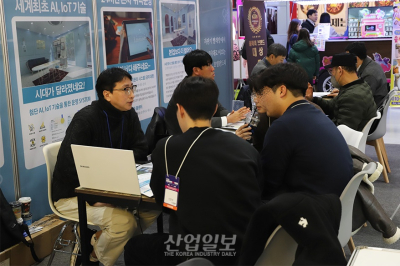 [포토뉴스] ‘AI 빨래방’에 열띤 창업 상담 펼쳐져