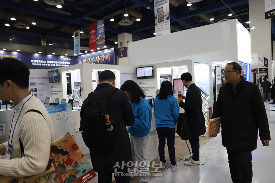 [포토뉴스] “매장운영에 키오스크 힘 빌려볼까”