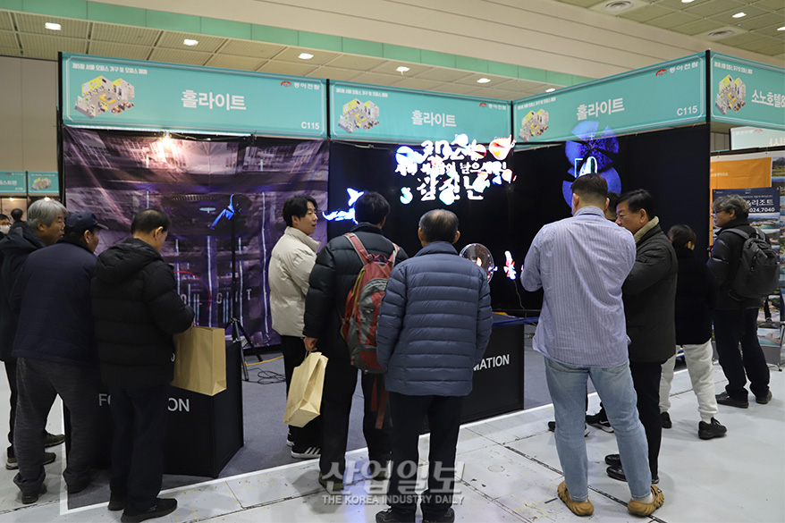 팬과 LED로 홀로그램 구현