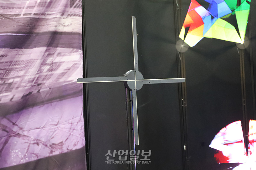 팬과 LED로 홀로그램 구현