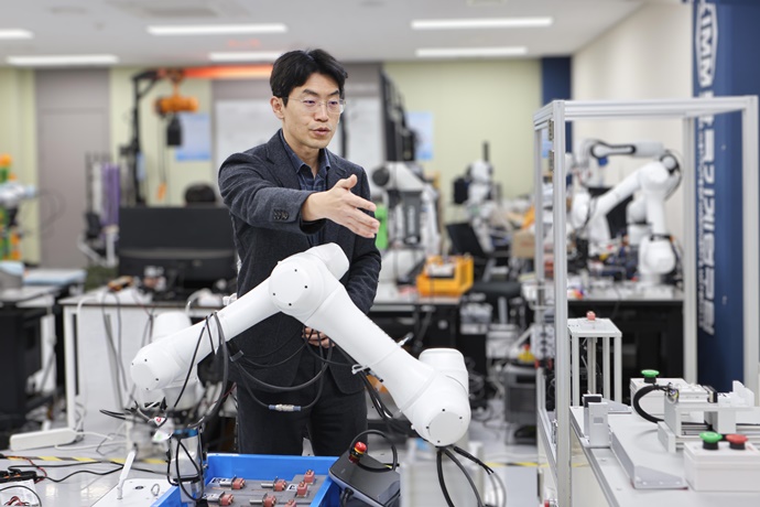 기계연, 로봇 작업 AI기술 세계 최초 개발 성공