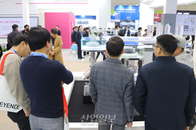 [포토뉴스] 진공밸브 적용된 반도체 공정챔버 둘러싼 참관객들