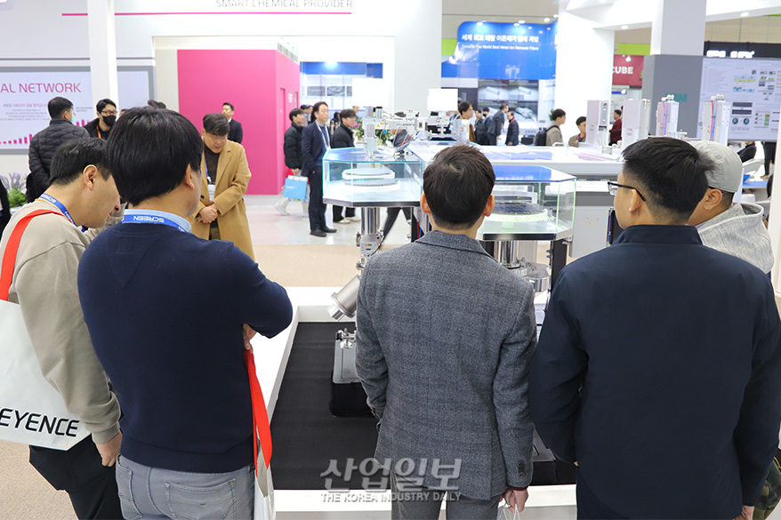 [포토뉴스] 진공밸브 적용된 반도체 공정챔버 둘러싼 참관객들