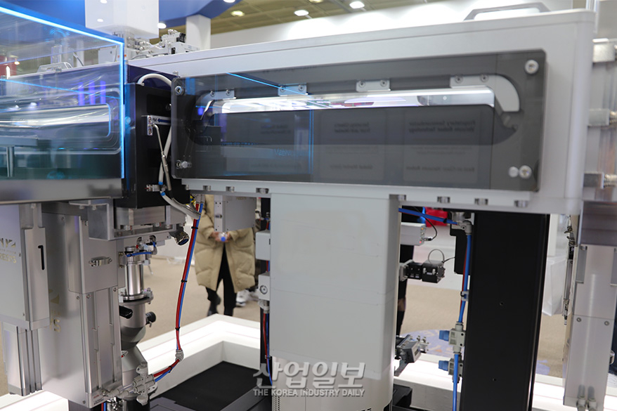 [포토뉴스] 진공밸브 적용된 반도체 공정챔버 둘러싼 참관객들