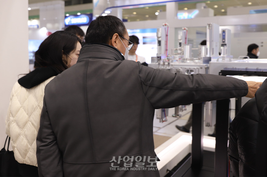 [포토뉴스] 진공밸브 적용된 반도체 공정챔버 둘러싼 참관객들