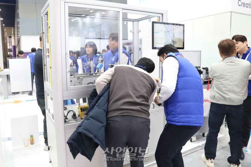 [포토뉴스]다양한 센서로 반도체 후공정 구축…참관객 ‘관심’