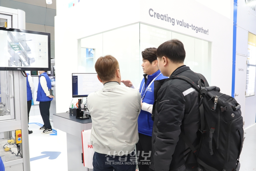 [포토뉴스]다양한 센서로 반도체 후공정 구축…참관객 ‘관심’