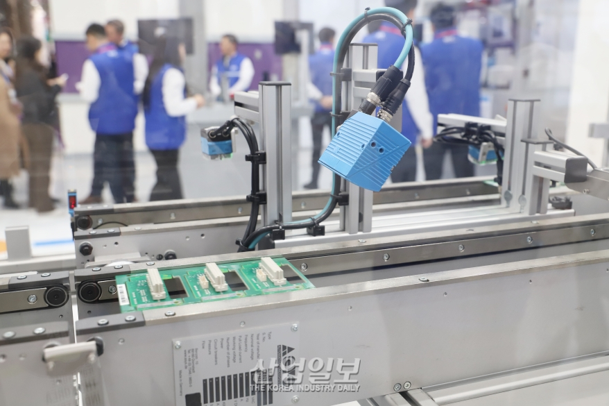 [포토뉴스]다양한 센서로 반도체 후공정 구축…참관객 ‘관심’