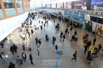[포토뉴스]설 연휴 대이동…계단까지 찬 서울역